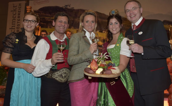 v.l.: Christina Mutenthaler, Franz Posch, Alexandra Meissnitzer, Mostkönigin Petra II und LR Stephan Pernkopf (Foto: NKL Filzwieser)